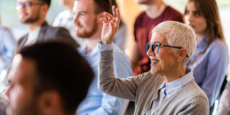 En ældre kvindelig ansat til et oplæg