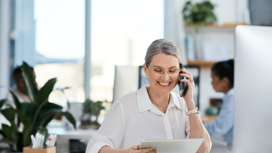 Senior kontoransat taler i telefon